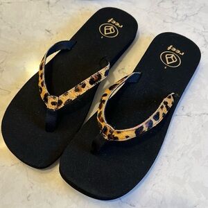 Reef Women’s Leopard print Flip Flops size 9